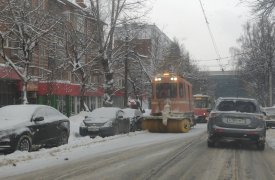 В Туле на улице Руднева из-за припаркованных машин остановилось движение трамваев