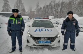 Тульские инспекторы ГИБДД спасли женщину-водителя, которой стало плохо в дороге