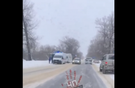 Под Новомосковском столкнулись грузовик и маршрутка:  пострадали 3 человека