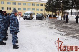 Тульским росгвардейцам вручили специальную экипировку и служебные автомобили