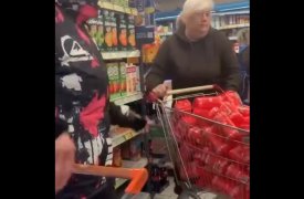 Туляки в одном из магазинов «Дикси» «атаковали» продавца с тележкой сахара