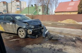 В Новомосковске столкнулись Renault и такси-Volkswagen: пострадала пассажирка такси