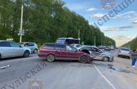 На трассе под Тулой грузовой фургон подтолкнул две легковушки Volkswagen