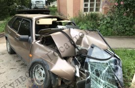 Нетрезвая молодежная компания врезалась на «девятке» в опору ЛЭП в Тульской области