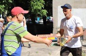 В Мариуполе мобильный гуманитарный центр от Тульской области начал выдавать продуктовые наоры
