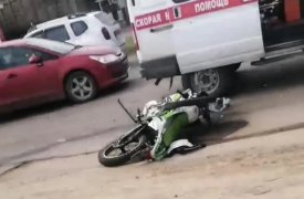 16-летний подросток на мотоцикле въехал в Skoda: пострадали мотоциклист и его пассажир