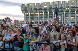 День Государственного флага туляки отметили концертом и фестивалем красок