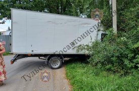 Нетрезвый водитель фургона в Тульской области протаранил забор