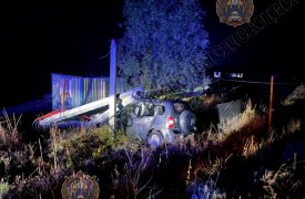 Под Алексиным Тульской области внедорожник повалили столб и врезался в забор