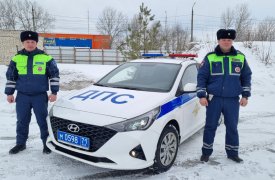 Тульский экипаж ДПС помог вытащить застрявшую на скользкой дороге фуру с прицепом