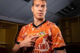 Тульский «Арсенал» поздравил своих фанатов с 1 апреля, представив новый комплект формы «Пряничный-2023»