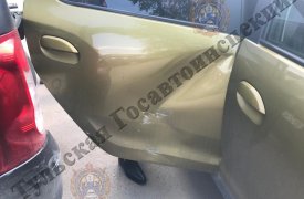 В Новомосковске Lada наехала на Renault: пострадала 8-летняя девочка