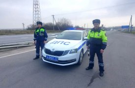 Тульские госавтоинспекторы помогли с ремонтом на дороге водителю большегруза из Курска