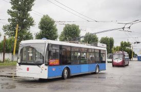 В Туле на Площади 50-й Армии пассажиры толкали сломавшийся троллейбус