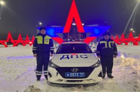 Тульские инспекторы ДПС спасли Hyundai из снежного плена на рельсах