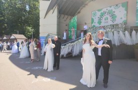 В День семьи, любви и верности в Центральном парке Тулы поженились сразу шесть пар 