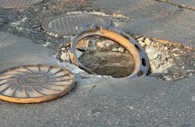 В Туле на перекрестке улиц Тургеневская и Советская провалился люк