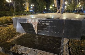 Накануне очередного дня рождения пистеля у памятника Льву Толстому в Туле откололись плиты