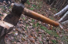 Житель Кимовского района пытался зарубить своего знакомого топором