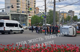 В Туле легковушка «прилегла» на бок на улице Пузакова