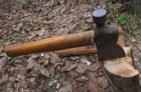 Туляк порубил топором автомобиль родственника из-за конфликта