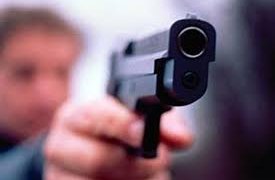 В Тульской области неизвестный, угрожая пистолетом, ограбил мужчину