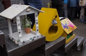 Жители Тулы повесили скворечники в центральном парке