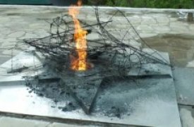 В Тульской области сожгли венки на Вечном огне