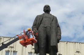 В Туле помыли памятник Ленину