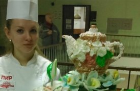 Тулячка победила в конкурсе, изготовив большой самовар из сахарной мастики