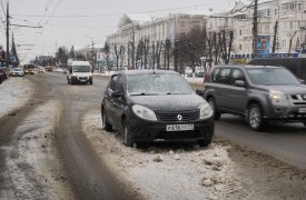 Брошенный автомобиль стоит посреди проспекта Ленина