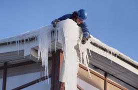 На крышах в Туле огромные сосули