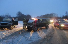 На Новомосковском шоссе произошло ДТП с участием сразу трех автомобилей