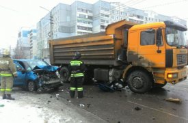 В Туле «КамАЗ» смял легковушку