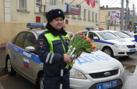 Тульские госавтоинспекторы вместо штрафов дарили женщинам цветы