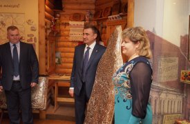 Сотрудники фабрики «Ясная Поляна» подарили Алексею Дюмину пряник в человеческий рост