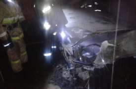 На пожаре в Новомосковске Тульской области сгорели два автомобиля