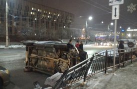 В центре Тулы перевернулся внедорожник