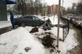 В центре Тулы иномарка с корнем вырвала светофор