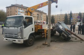 В центре Тулы эвакуатор уронил «Опель»