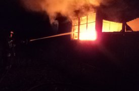 В селе Поповка под Алексином возгорание в жилом доме тушили 4 пожарных расчета