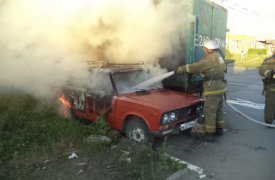 В Щекино сгорели автомобили, припаркованные на одной улице