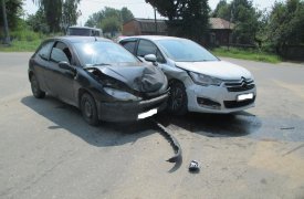 В Алексине водитель «Ситроена» не пропустил автоледи на «Пежо»