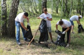 Экологический отряд очистил берега пруда в Арсеньевском районе