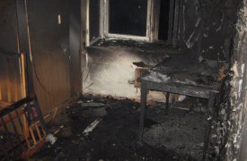 В результате пожара в Алексине в 2-хкомнатной квартире выгорела комната