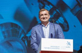 На фестивале «ТулаТех» Алексею Дюмину подарили алюминиевый герб Тульской области