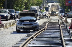 В Туле на ул. Тимирязева «KIA» съехала в ремонтную яму и погнула трамвайные рельсы