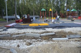 Возле Щегловского монастыря устанавливают детскую площадку