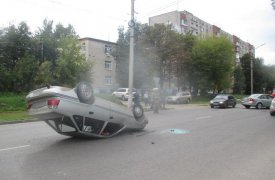 В Туле на ул. Станиславского Дэу Нексия перевернулась вверх тормашками