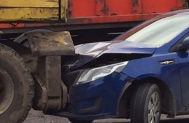 На ул. Станиславского иномарка въехала в экскаватор